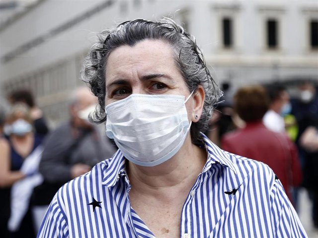 La cocinera Pepa Muñoz, del restaurante 'El Qüenco de Pepa', se congrega frente a las puertas del Congreso de los Diputados para reivindicar la importancia del sector de la hostelería en la economía española