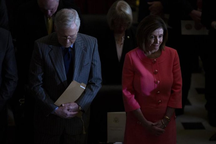 El líder de la mayoría republicana en el Senado estadounidense, Mitch McConnell, y la presidenta de la Cámara de Representantes, Nancy Pelosi.