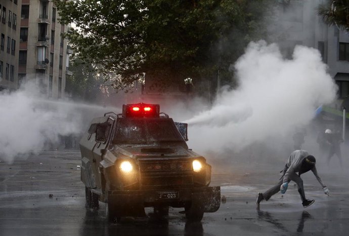 Disturbios entre manifestantes y Carabineros en Santiago de Chile