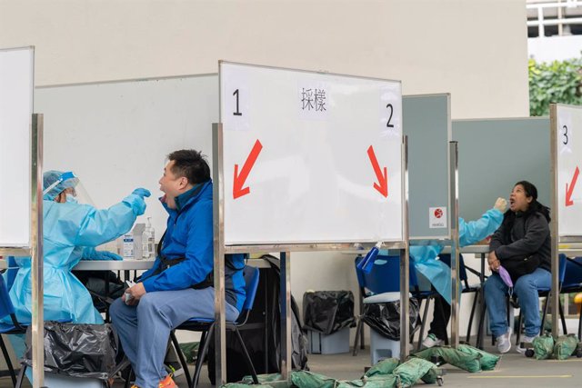 16 December 2020, China, Hong Kong: Health workers conduct tests for coronavirus (COVID-19) at a makeshift COVID-19 testing centre near a public housing estate. Photo: Geovien So/SOPA Images via ZUMA Wire/dpa