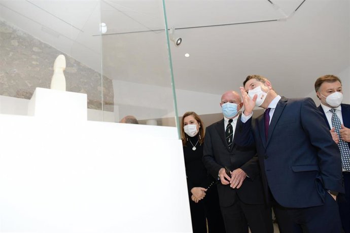 El presidente de C-LM, Emiliano García-Page, con el coleccionista Robero Polo en la inauguración del Museo de Arte Contemporáneo de Cuenca.