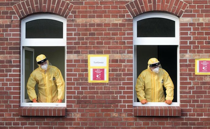 18 December 2020, Mecklenburg-Western Pomerania, Pasewalk: Soldiers of the German Armed Forces wait for people at the windows of a coronavirus testing station. Photo: Stefan Sauer/dpa