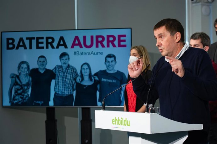 El coordinador general de EH Bildu, Arnaldo Otegi, comparece junto con los encausados del caso Bateragune, en la sede de EH Bildu, Donosti, Euskadi (España), a 15 de diciembre. 