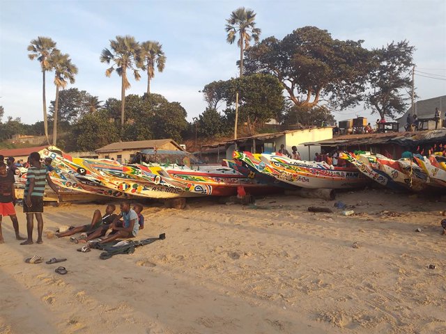 Personas en la playa de Bakau, en Banjul (Gambia), a 17 de diciembre de 2020.
