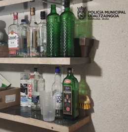 Botellas de alcohol encontradas en el trastero donde se estaba haciendo botellón
