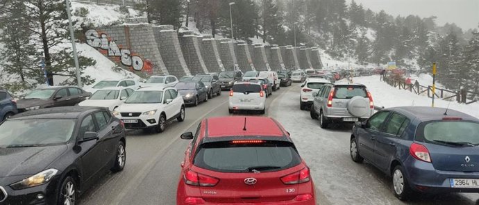 Colapsada la carretera de Navacerrada.