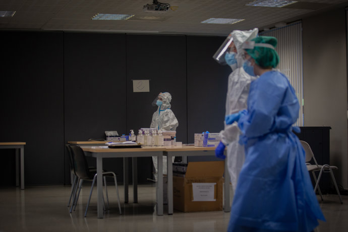 Profesionales sanitarios en un dispositivo de cribados masivos en el barrio del Raval, en Barcelona (España), a 7 de diciembre de 2020.