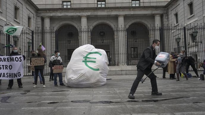 Extinction Rebellion cubre de falso petróleo el Ministerio de Transición Ecológica para protestar contra las empresas contaminantes.