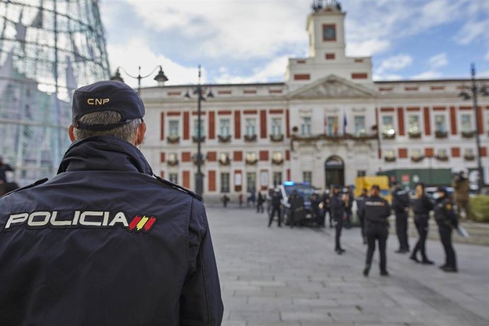Varios agentes de la Policía Nacional en la Puerta del Sol de Madrid