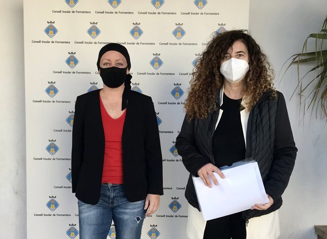 La consellera de Presidencia, Cultura e Igualdad, Pilar Costa, junto a la presidenta del Consell de Formentera, Alejandra Ferrer.