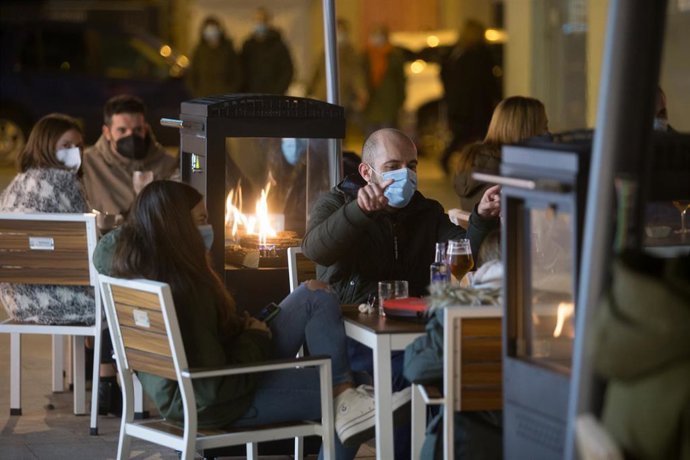 Ciudadanos en la terraza de un bar de Lugo a 12 de diciembre de 2020
