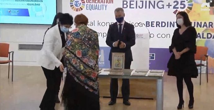 El lehendakari, Iñigo Urkullu, durante el homenaje a las mujeres vascas que acudieron hace 25 años a la IV Conferencia Mundial de Beijing