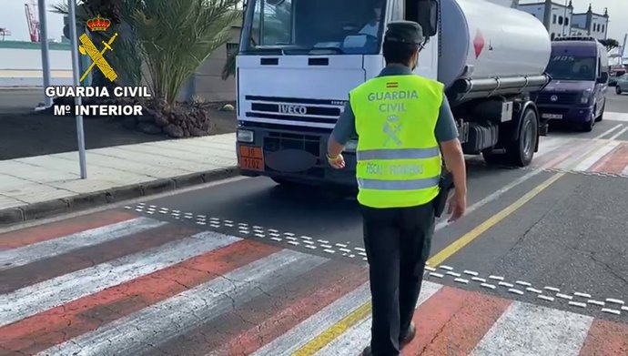 La Guardia Civil descubre en el Puerto de la Luz un  fraude a la Agencia Tributaria Canaria superior a dos millones y medio de euros
