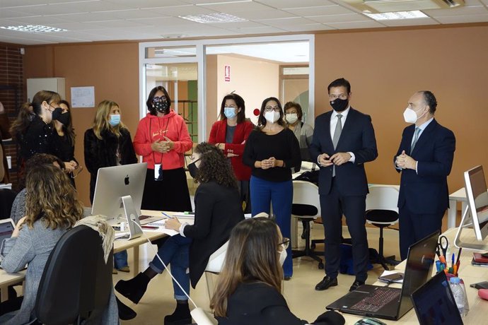 El alcalde valora el impulso de la actividad social de El Gallo, ubicado en el Albaicín