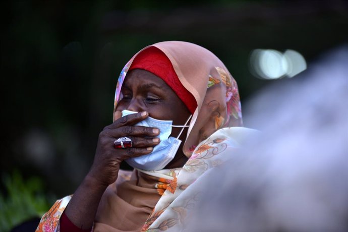 27 November 2020, Sudan, Khartoum: A Sudanese woman cries during the funeral of Sadiq al-Mahdi, Sudan's last democratically elected prime minister and leader of the country's largest political party, who has died of coronavirus (COVID-19) in a hospital 