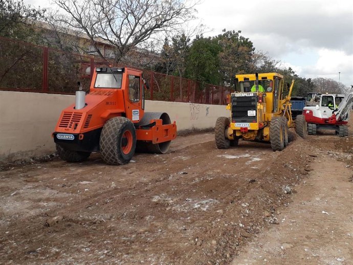 Obras de pavimentación en el solar situado entre el CEIP Rafal Vell y el Torrent de na Brbara.