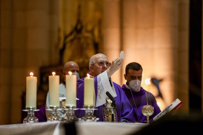 El cardenal arzobispo de Madrid y vicepresidente de la Conferencia Episcopal Española (CEE), Carlos Osoro, oficia el funeral en memoria de los médicos fallecidos por la pandemia de Covid-19, en la Catedral de Santa María la Real de la Almudena, Madrid, 