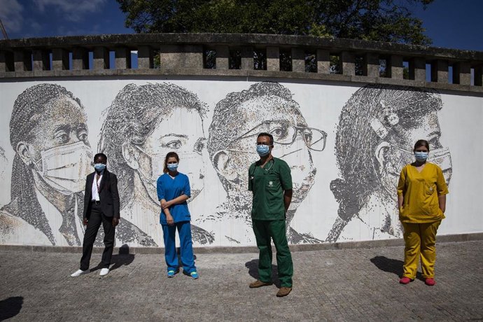 Sanitarios homenajeados por la lucha contra el coronavirus en Oporto, Portugal