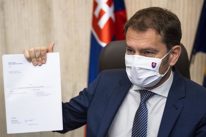 El primer ministro eslovaco, Igor Matovic, con mascarilla