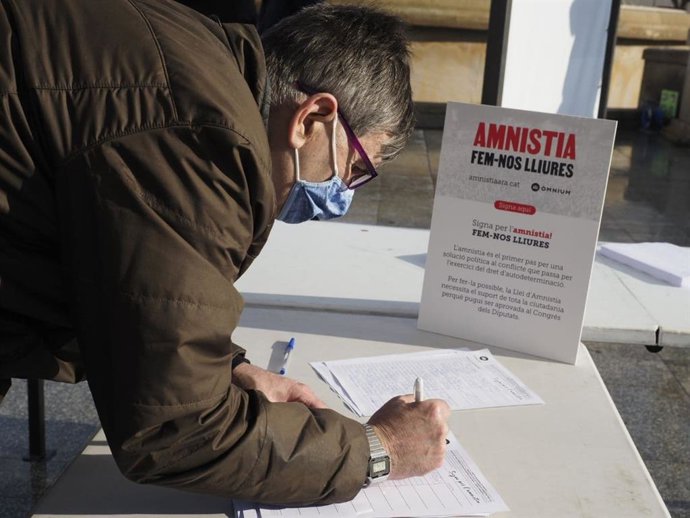 Acto de mnium Cultural por la amnistía de los líderes independentistas presos por el 1-O