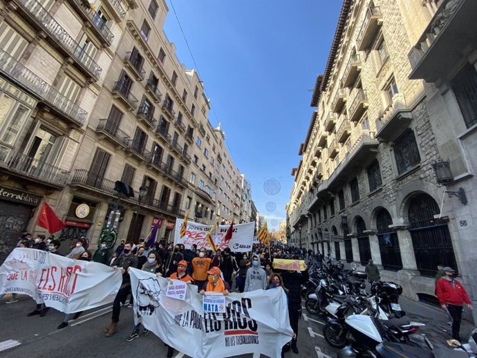 Manifestació de l'esquerra independentista aquest dissabte en el seu pas per la via Laietana de Barcelona.