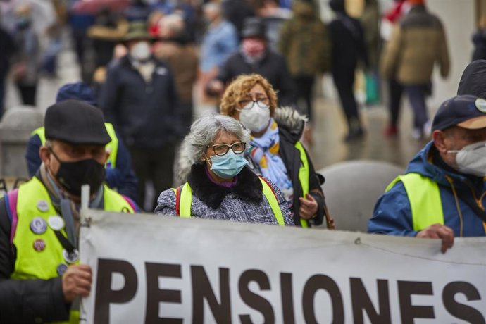 Varios pensionistas sujetan una pancarta durante la manifestación convocada por el Movimiento Pensionistas de Madrid y la Coordinadora General de Pensionistas de Madrid desde la Puerta del Sol hasta el Congreso de los Diputados en Madrid (España), a 19 