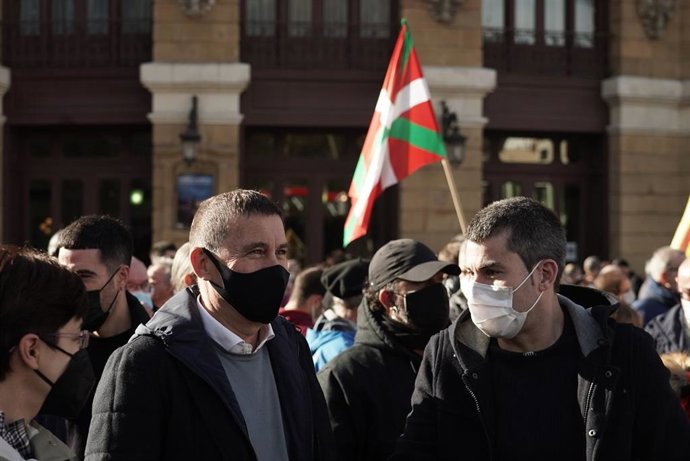 El coordinador general de EH Bildu, Arnaldo Otegi (i) y el secretario general de Sortu, Arkaitz Rodríguez (d), acusados por el caso Bateragune durante la concentración bajo el lema 'Demokrazia'  en defensa a los procesados por el caso Bateragune, , Bilb