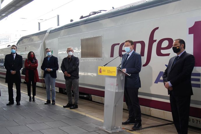 El ministro de Transportes, Movilidad y Agenda Urbana, José Luis Ábalos, el 'president' de la Generalitat, Ximo Puig, y el alcalde de Valncia, Joan Ribó, en la visita a la estación Joaquín Sorolla con motivo del 10 aniversario del AVE Madrid-Valncia