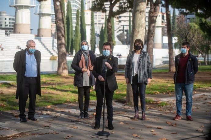 El vicepresident del Gover, Pere Aragons; el líder de ERC en Barcelona, Ernest Maragall; con la diputada en el Parlament Najat Driouech; la eurodiputada Diana Riba y el secretario de trabajo y política económica de ERC, Jordi Castellana.