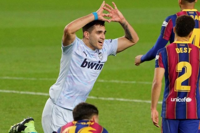 Maxi Gómez celebra el tanto del empate ante el FC Barcelona