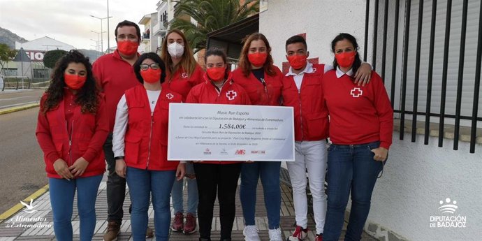 Entrega del cheque solidario a Cruz Roja.