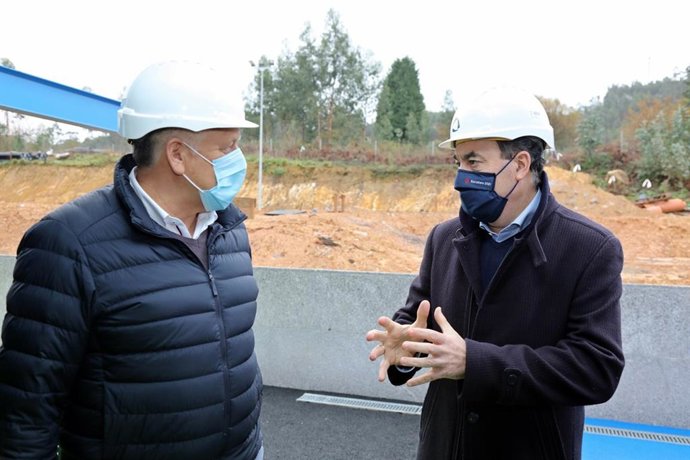 El alcalde de Sanxenxo (Pontevedra), Telmo Martín, y el conselleiro de Cultura, Educación e Universidade, Román Rodríguez, en una visita a las obras del CEIP Vilalonga.