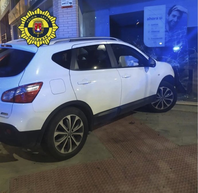 Coche empotrado contra un escaparate en Alicante