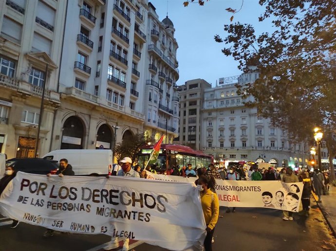Una concentración en Valncia exige la regularización de las personas migrantes