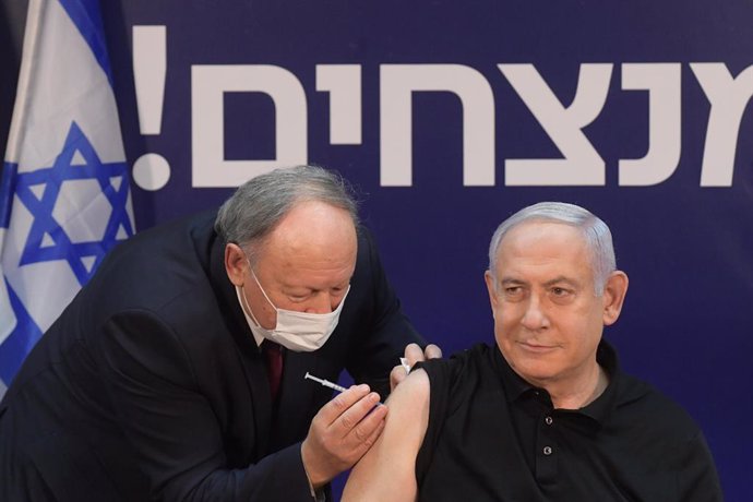 HANDOUT - 19 December 2020, Israel, Ramat Gan: Israeli Prime Minister Minister Benjamin Netanyahu (R) receives a coronavirus disease (COVID-19) vaccine at Sheba Medical Center. Photo: Amos Ben-Gershom/GPO/dpa - ATTENTION: editorial use only and only if 