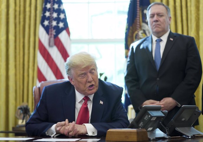 El presidente de Estados Unidos, Donald Trump, en el Despacho Oval junto al secretario de Estado, Mike Pompeo
