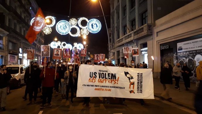 Unas 250 Personas, Según Ha Guardia Urbana, Se Han Manifestado Este Sábado Por La Tarde Contra La "Represión" En Una Marcha Con Antorchas En Barcelona Convocada Por El Colectivo Coordinadora Antirepressiva.