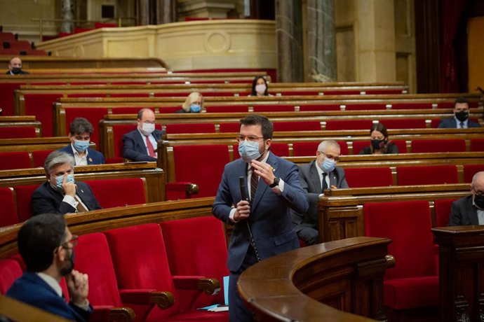 El vicepresidente de la Generalitat y coordinador nacional de ERC, Pere Aragons interviene durante una sesión plenaria en el Parlament de Catalunya, en Barcelona.