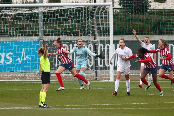 Van Dongen celebra su gol en el derbi Real Madrid-Atlético de la Primera Iberdrola 2020-2021