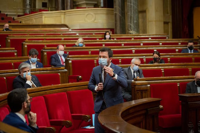 El vicepresident de la Generalitat i coordinador nacional d'ERC, Pere Aragons intervé durant una sessió plenria en el Parlament de Catalunya, a Barcelona.