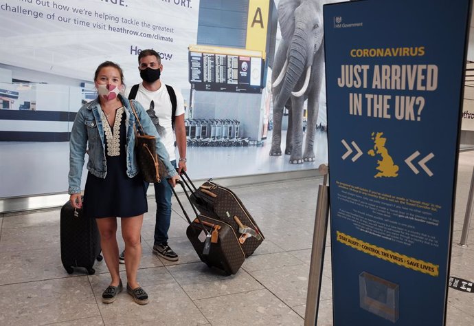 08 September 2020, England, London: Passengers arrive at Heathrow Airport as they return from Greece, after the Government added the islands of Lesvos, Tinos, Serifos, Mykonos, Crete, Santorini and Zakynthos, also known as Zante to the quarantine list. 