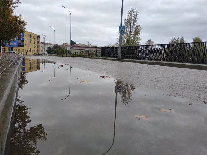 Un charco de agua en un día lluvioso en Mérida.