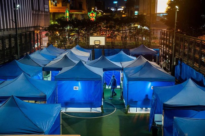 Un trabajador sanitario en unas instalaciones para hacer pruebas diagnósticas en Hong Kong.