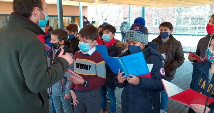 El coro del Colegio Tajamar ofrece un concierto para pacientes geriátricos del Hospital de Cuidados Laguna