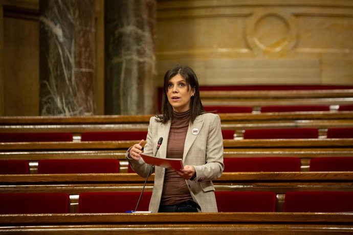 La secretaria general adjunta y portavoz de ERC, Marta Vilalta interviene durante una sesión plenaria en el Parlament de Catalunya, en Barcelona, Catalunya.