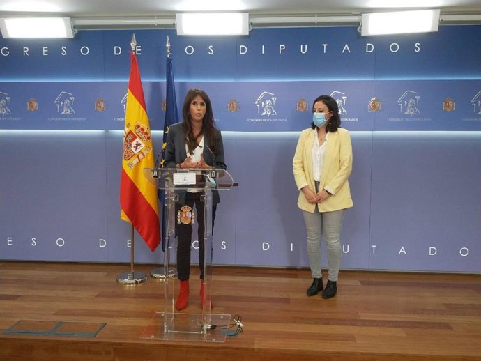 La secretaria general de Podemos Andalucía, Martina Velarde, y la diputada nacional por Sevilla Isabel Franco, en rueda de prensa en el Congreso sobre su petición de información de la ejecución de los fondos Covid en Andalucía (Foto de archivo).