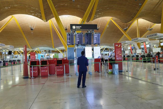 Una persona observa los paneles de la T4 del Aeropuerto de Madrid-Barajas Adolfo Suárez  