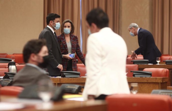 El secretario general del Grupo Parlamentario Popular, Guillermo Mariscal, y la portavoz del PP en el Congreso, Cuca Gamarra, charlan en un segundo plano, tras los portavoces de ERC y EH-Bildu, Gabriel Rufián y Mertxe Aizpurua, respectivamente