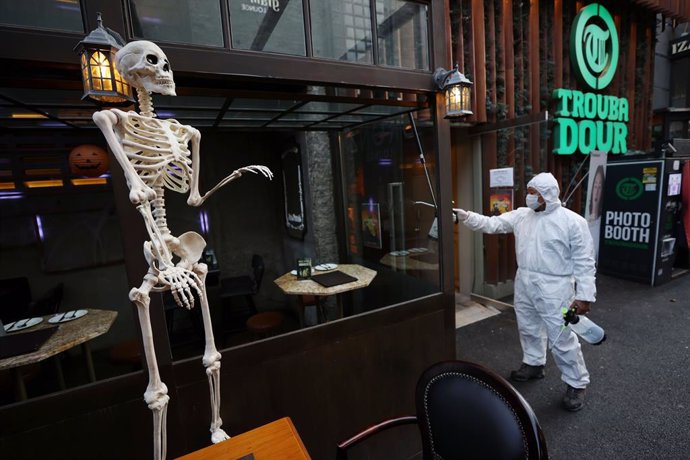 29 October 2020, South Africa, Seoul: A worker sprays disinfectants at a street in Itaewon, a major nightlife district in Seoul, two days before Halloween celebrations amid the spread of the coronavirus (COVID-19)  pandemic. Photo: -/YNA/dpa