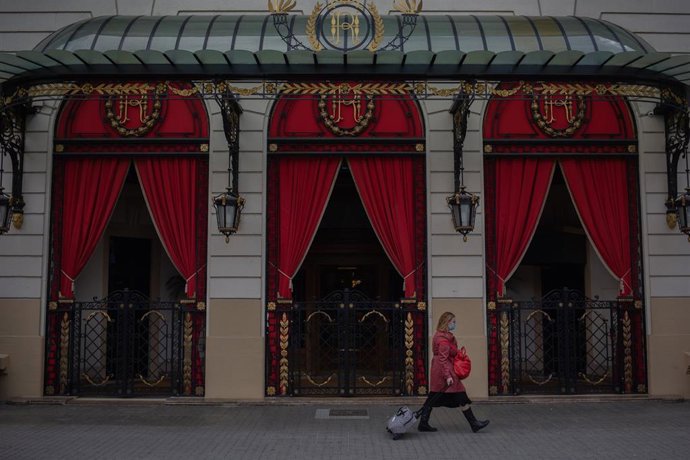 Una mujer camina frente al Hotel Palace en Barcelona. Foto de archivo. 